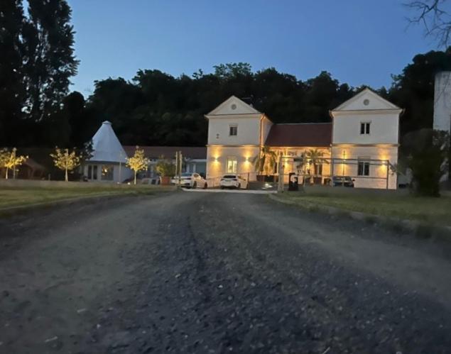 Kinizsi Udvar Apartmanház Balatonboglár Esterno foto