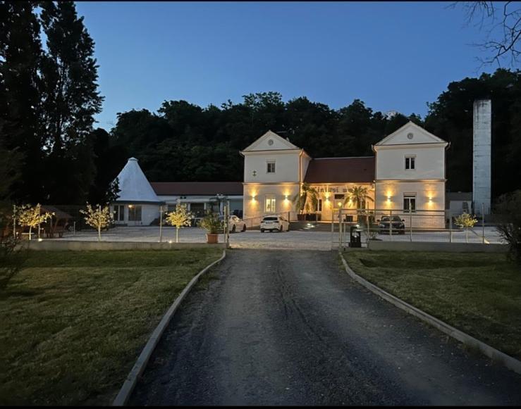 Kinizsi Udvar Apartmanház Balatonboglár Esterno foto