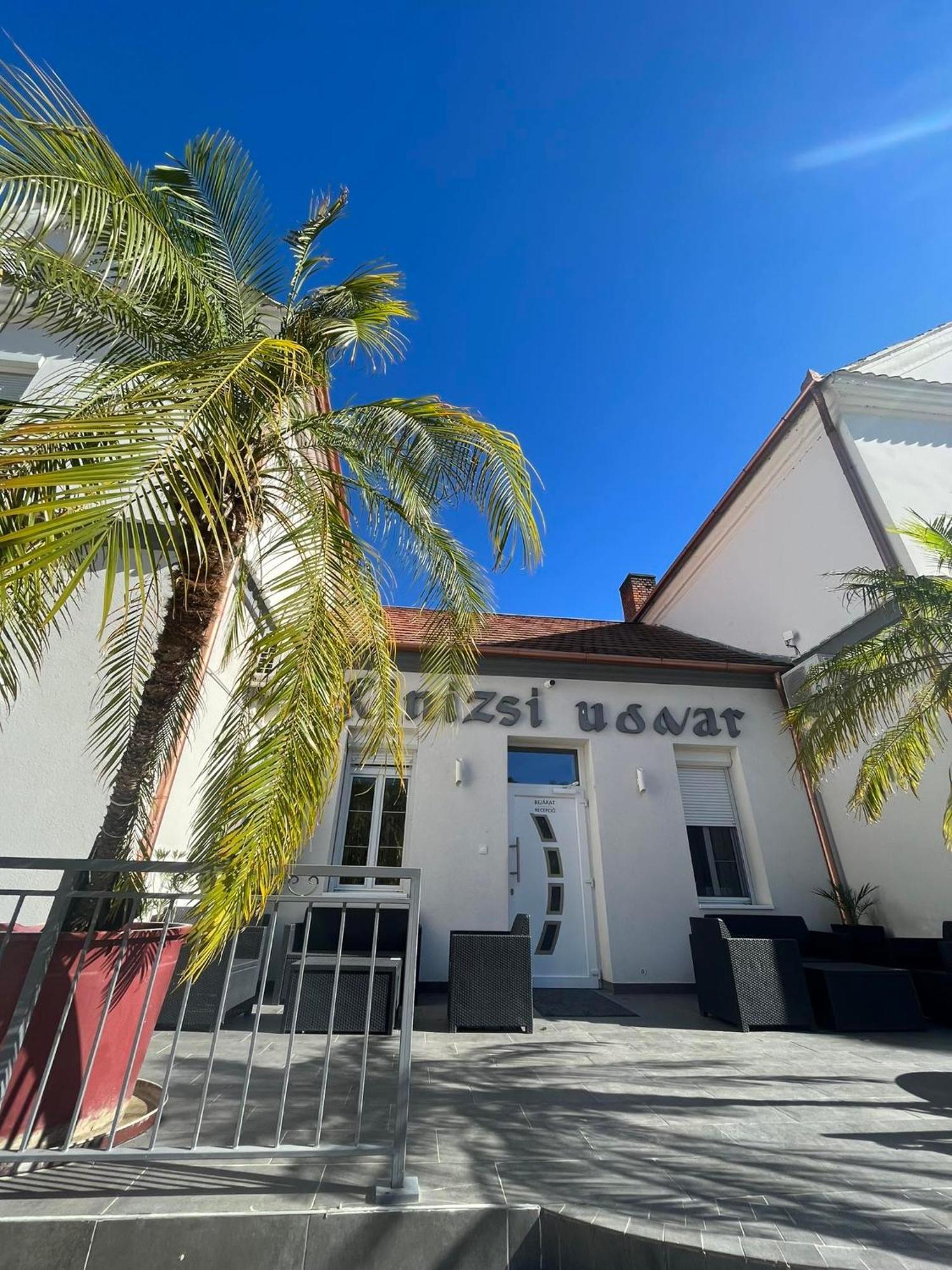 Kinizsi Udvar Apartmanház Balatonboglár Esterno foto