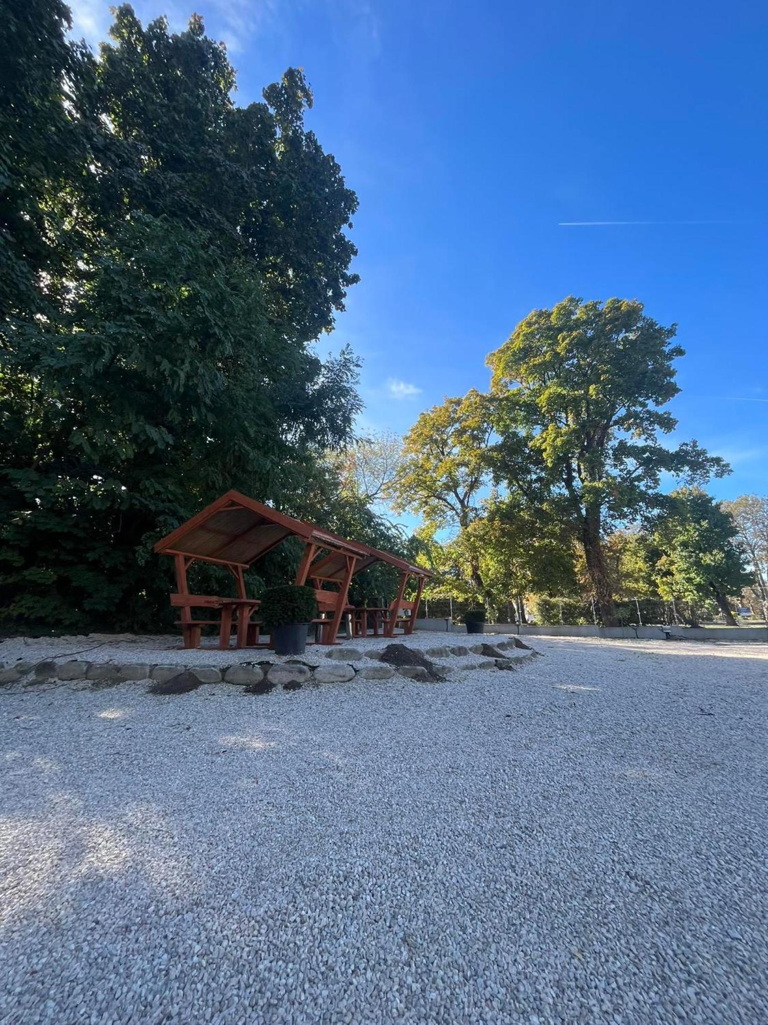 Kinizsi Udvar Apartmanház Balatonboglár Esterno foto